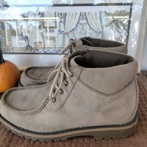 Men's Bass "Kilduff" Tan Suede Leather Hiking/Casual Chukka Boots. Size 10M.